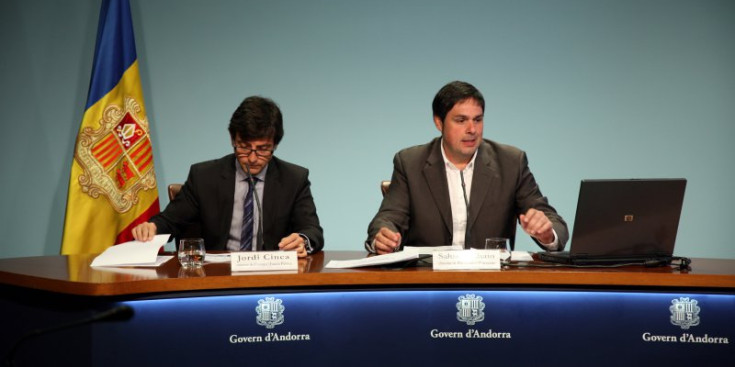 Salustià Chato en una compareixença en l’edifici administratiu amb el portaveu del Govern, Jordi Cinca