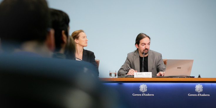 La ministra de Medi Ambient, Agricultura i Sostenibilitat, Sílvia Calvó, i el director d’Agricultura, Landry Riba, ahir.