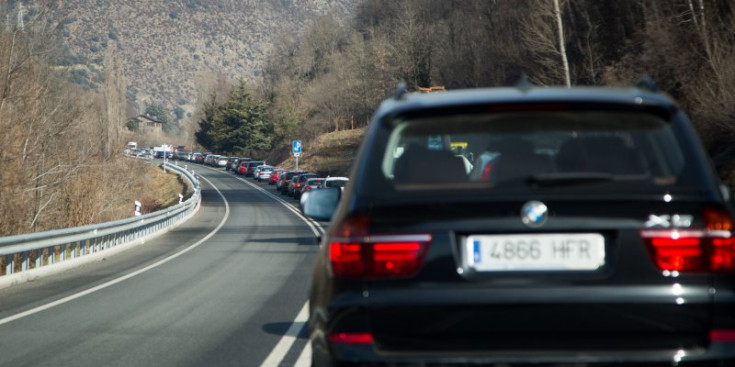 La cua ocasionadaarran de l'accident.