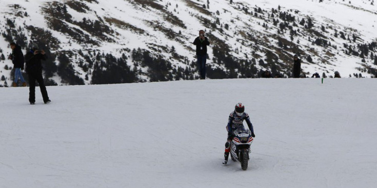 Loris Baz es va passejar amb la moto de curses, amb claus als pneumàtics, sobre la neu a Soldeu.