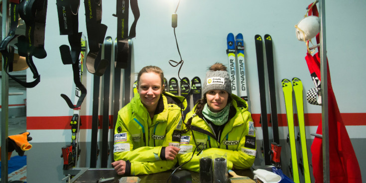 Mireia Gutiérrez i Sissi Hinterreitner preparen els esquís per l’enceratge a la zona habituada a Canaro, després de l’entrenament matinal d’ahir a la pista Avet de Soldeu.