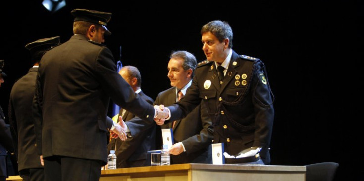 A la dreta, l’exdirector de la Policia, Joan Ramon Peralba, en un acte de lliurament d’insígnies als agents del cos.