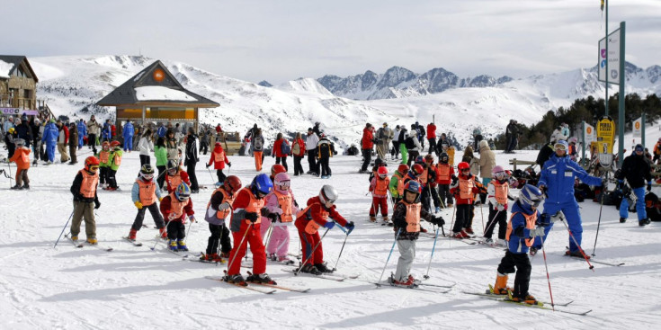 Part de dalt de la pista de l’Avet amb esquiadors infantils i monitors.