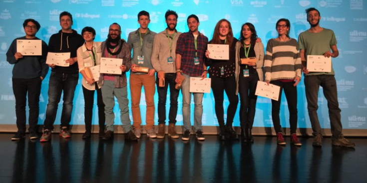 Els guanyadors dels premis del Festival Ull-Nu mostren els seus diplomes