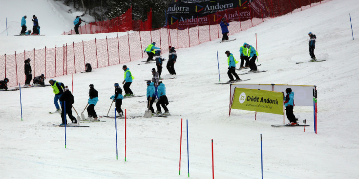 Voluntaris i integrants de l’‘staff’ de Grandvalira-Ensisa trauen neu a l’arribada de la pista Àliga, diumenge poc abans de la disputa de l’eslàlom.