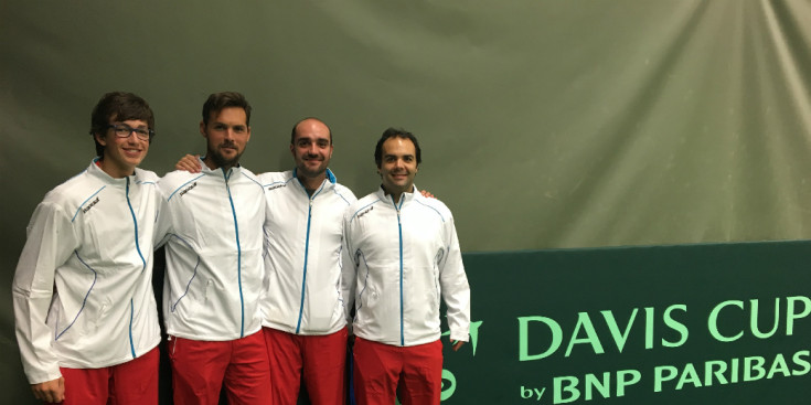 Cervós, Poux, Blasi i Recouderc, ahir a la pista 'indoor' de Tallinn on jugaran la Copa Davis aquesta setmana.