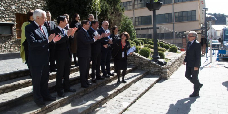 Les autoritats dels diferents països aplaudeixen l’arribada del ministre de Turisme, Francesc Camp, abans de fer-se la foto de família del Congrés, ahir.