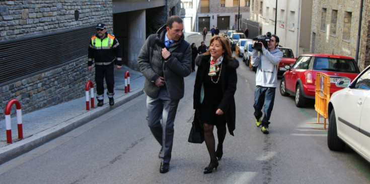 La cònsol major d’Andorra la Vella, Conxita Marsol, i el ministre Jordi Torres, ahir caminant cap al nou vial