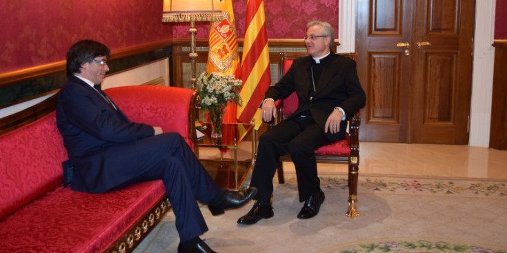 El president de la Generalitat, Carles Puigdemont, ahir amb Vives