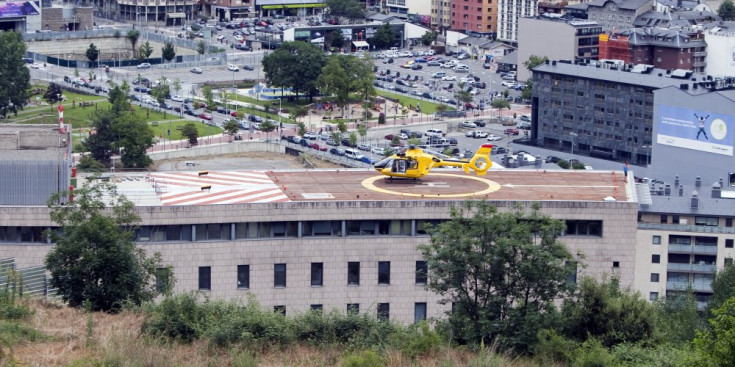Vista de l’hospital de Meritxell a Escaldes-Engordany amb l’helicòpter d’emergències al sostre de les seves instal·lacions.