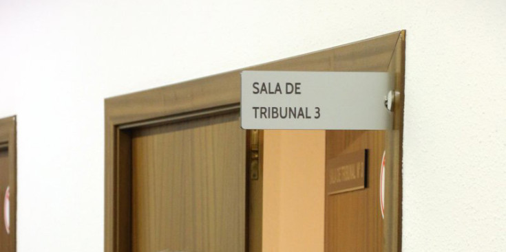 Entrada a la sala de la Seu de la Justícia on ahir es va celebrar la vista per jutjar els tres acusats d’intent de blanqueig i d’associació il·lícita.