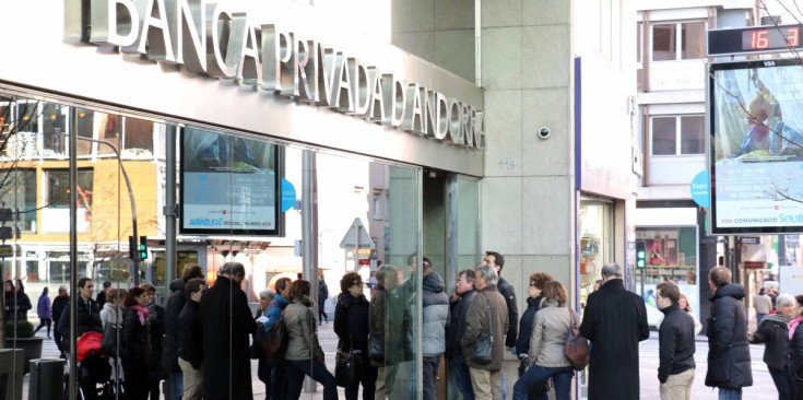 Cua de gent esperant per retirar diners d’una oficina de BPA després de l’emissió de la nota del FinCEN i la intervenció de l’entitat bancària.
