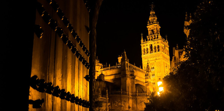Una imatge nocturna de la Giralda de la capital andalusa de Sevilla.