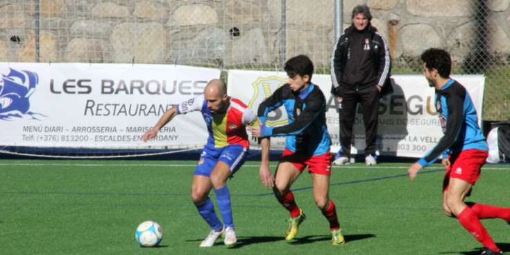 Sebas protegeix la pilota davant la pressió d'un jugador del Vilassar.