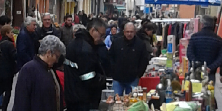 Uns ciutadans tafanegen una de les paradetes del mercat, ahir.