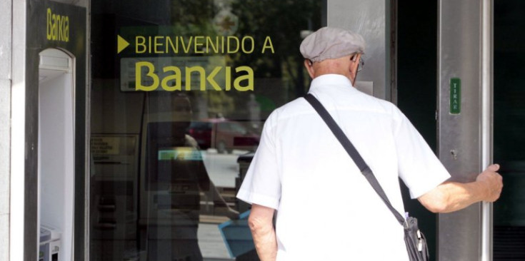 Un client entra en una oficina d’una entitat bancària de l’antiga Bankia, a la capital espanyola.