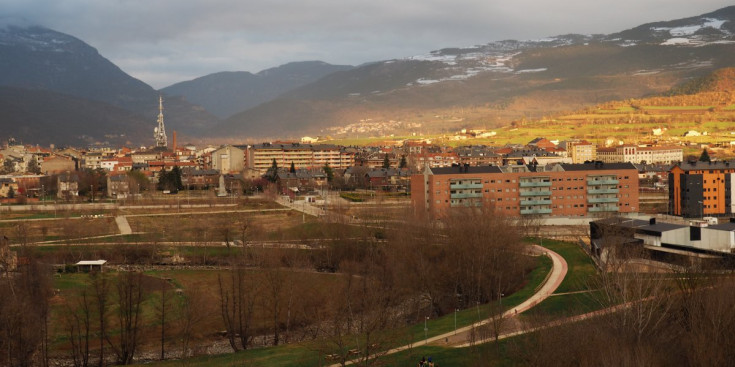 Vista panoràmica de la ciutat i els edificis de la Seu d’Urgell durant el dia d’ahir.