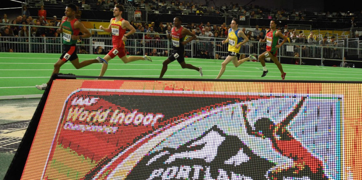 Pol Moya corrent la seva sèrie dels 800m als Mundials de pista coberta.