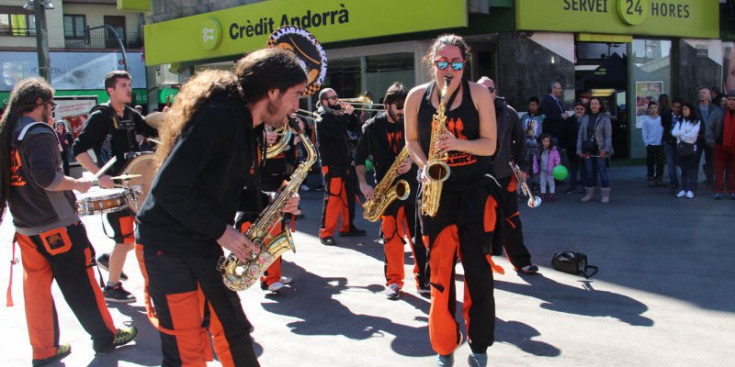 Un dels grups participants a l’Andorra Sax Fest que actuen pels carrers.