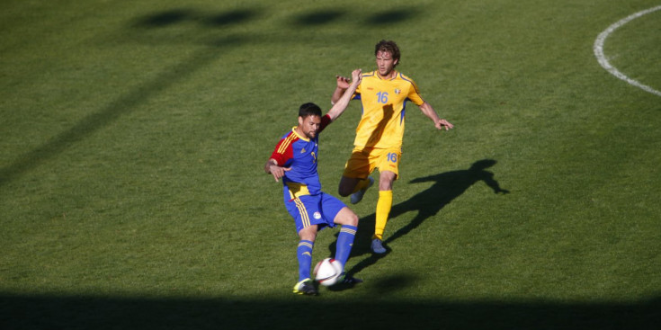 El retornat Marc Vales refusa una pilota, en el partit d’ahir entre Moldàvia i Andorra a l’Hibernians Ground de Paola (Malta).