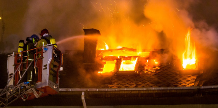Les flames arrasen el sostre de l'edifici Tiffany's, a la Massana.