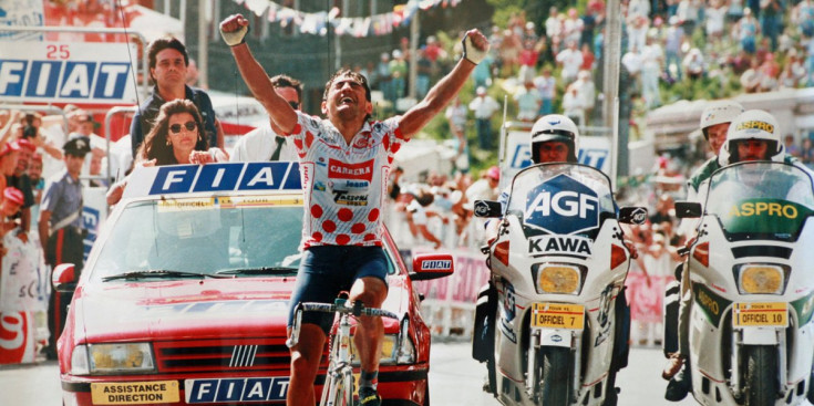 Claudio Chiappucci, amb el mallot de líder de la muntanya, celebra un triomf d’etapa al Tour de França.