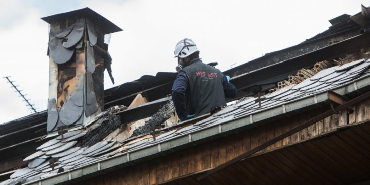 Un pèrit forense examina la teulada del Tiffanys, ahir