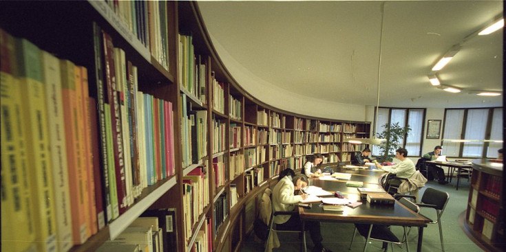 Una de les sales de lectura de la Biblioteca Pública de Govern a Prada de Casadet.