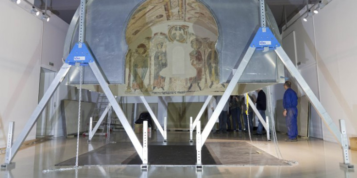 L’equip de Patrimoni Cultural treballa en el desmuntatge de l’estructura que conserva els frescos de Santa Coloma a l’antiga Sala d’exposicions del Govern, ahir.