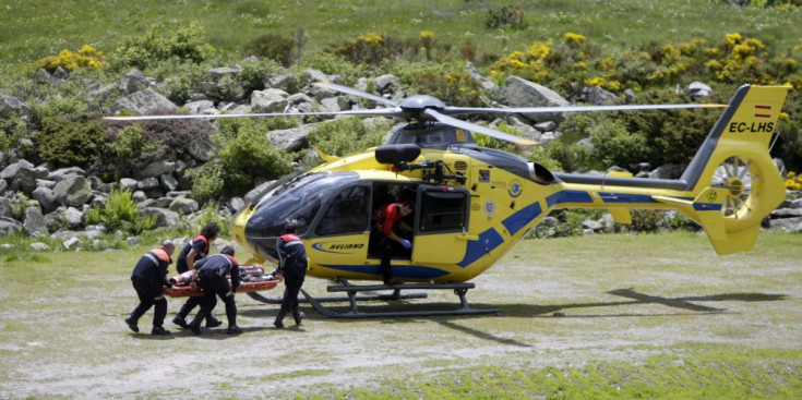 Els bombers realitzen un rescat en helicòpter