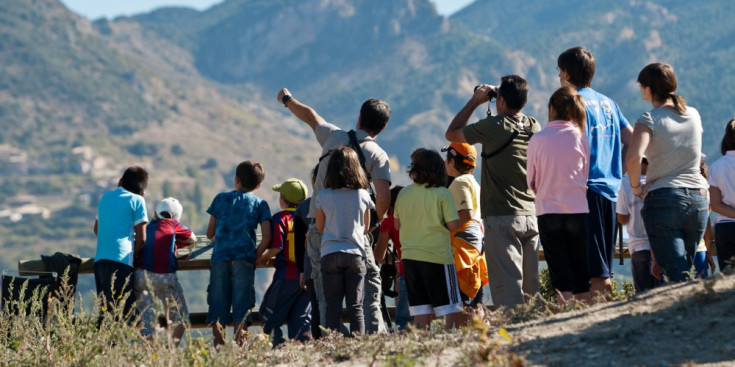 Un grup de persones observen voltors des d’un punt de la muntanya d’Alinyà, a l’Alt Urgell.