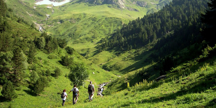 Uns excursionistes passegen pel Parc Natural de l'Alt Pirineu