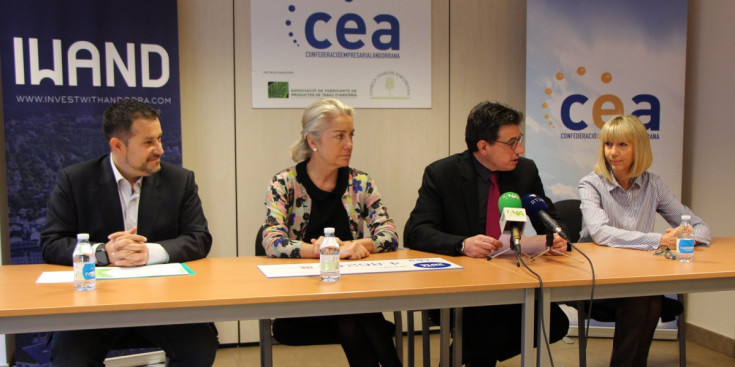 La CEA entrega un xec per valor de 4.862 euros a l’Eensm, ahir.