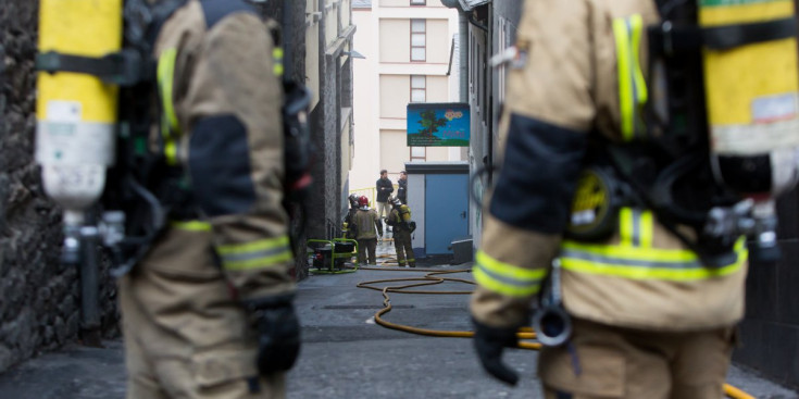 Els Bombers extingeixen l’incendi de l’Hotel de l’Isard, ahir.