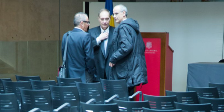 El cap de Govern (a la dreta) conversa amb Josep Pintat (al centre), ahir.