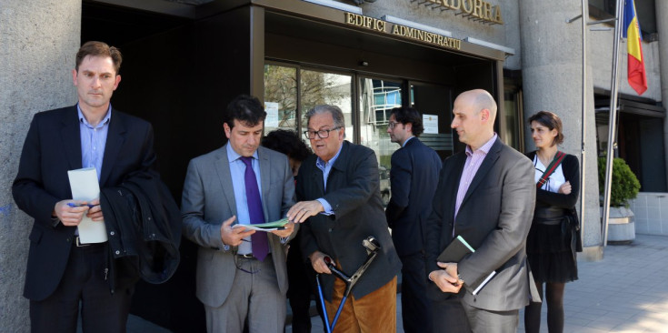 Els tres representants dels treballadors de BPA amb els seus advocats, ahir a la sortida del Govern.