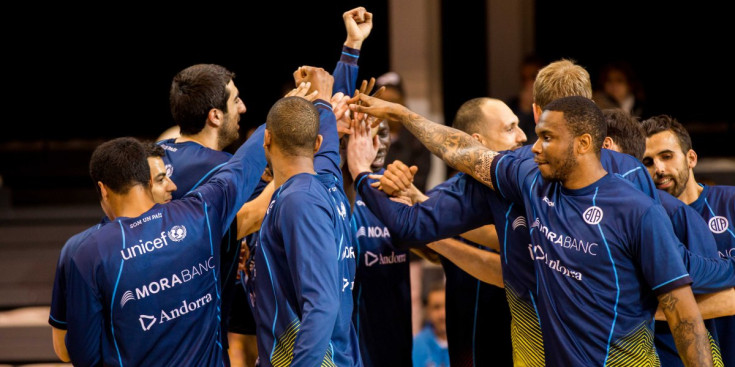 Els jugadors del BC MoraBanc Andorra fan pinya abans de començar un partit de la present temporada al Poliesportiu.