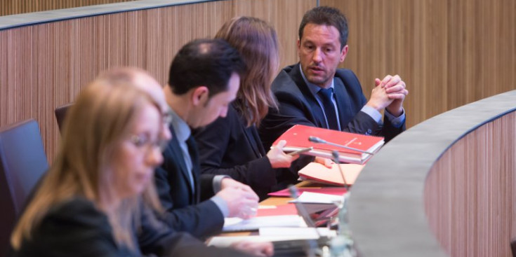 Pere López conversa amb Rosa Gili en la passada sessió al Consell