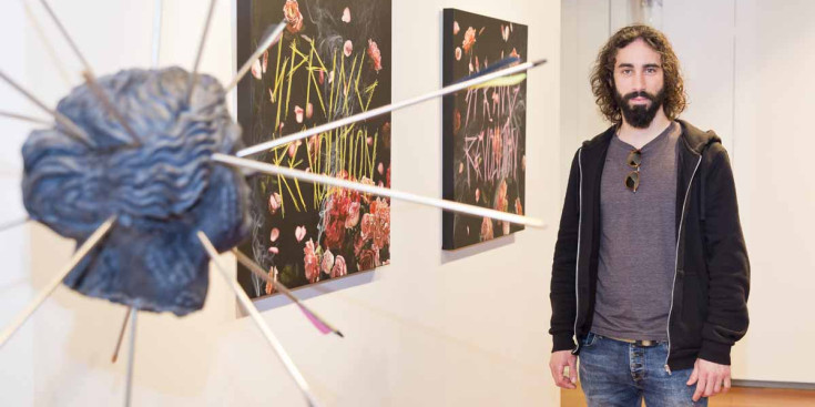 L’artista Alejandro Monge amb una de les seves obres de l’exposició ‘Cenizas de la història’, dimecres.