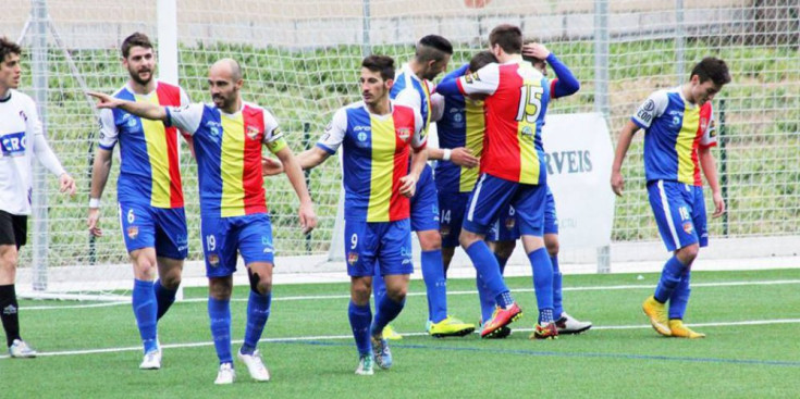 Els jugadors tricolors celebren un gol contra l’Horta.