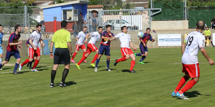 Oriol rebutja la pilota dins l’àrea andorrana per desfer el perill de l’Escala, ahir a l'Escala.