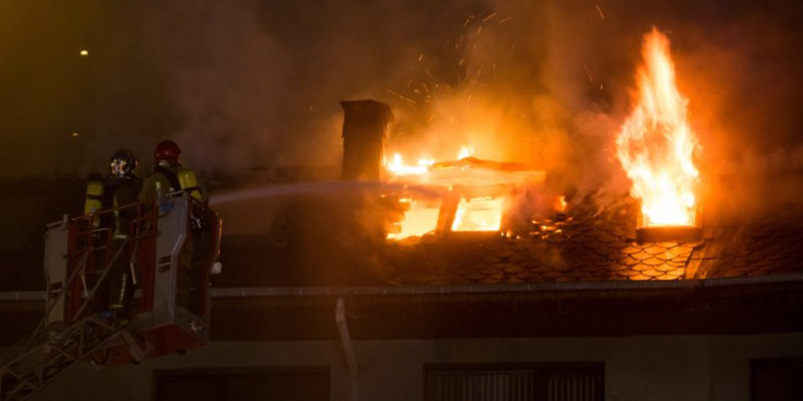Un dels moments més crítics de l’incendi de l’edifici massanenc, el passat 29 de març.