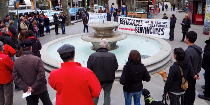 Concentració a la Seu de suport a les persones refugiades.