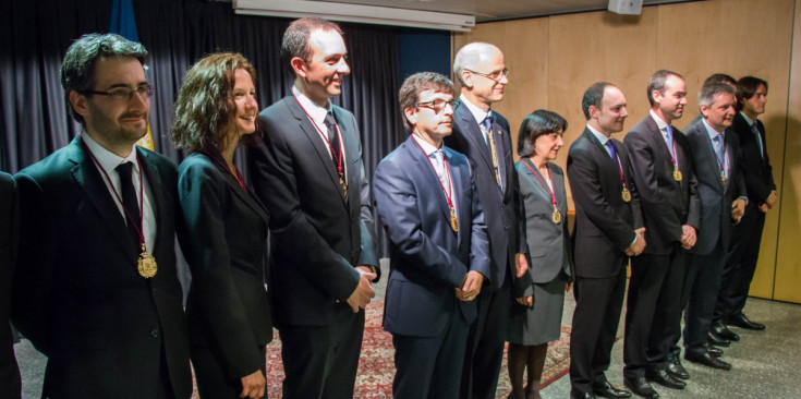Martí felicita a cadascú dels membres del nou gabinet ministerial.