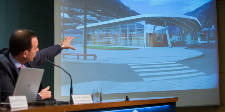 El ministre d’Ordenament Territorial, Jordi Torres, presenta la futura estació d’autobusos, ahir.