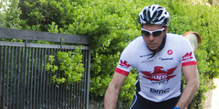Eloy Garcia entrena amb la bicicleta amb vistes a la Half Ironman de Calella, ahir als Vilars d’Escaldes-Engordany.