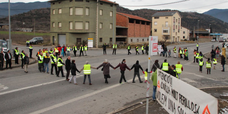 Uns veïns es manifesten en la rotonda de Montferrer.