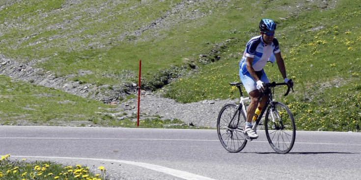 Un ciclista puja per la carretera que va d’Ordino fins a La Coma.
