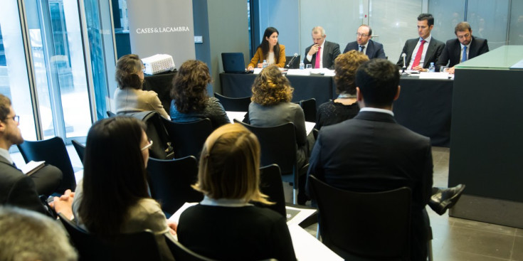 Empresaris i advocats durant la conferència oferida ahir a Cases&LaCambra per abordar la qüestió de l’arbitratge per part de diversos experts.