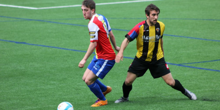 Pau supera un jugador del Mataró al partit disputat dissabte passat.